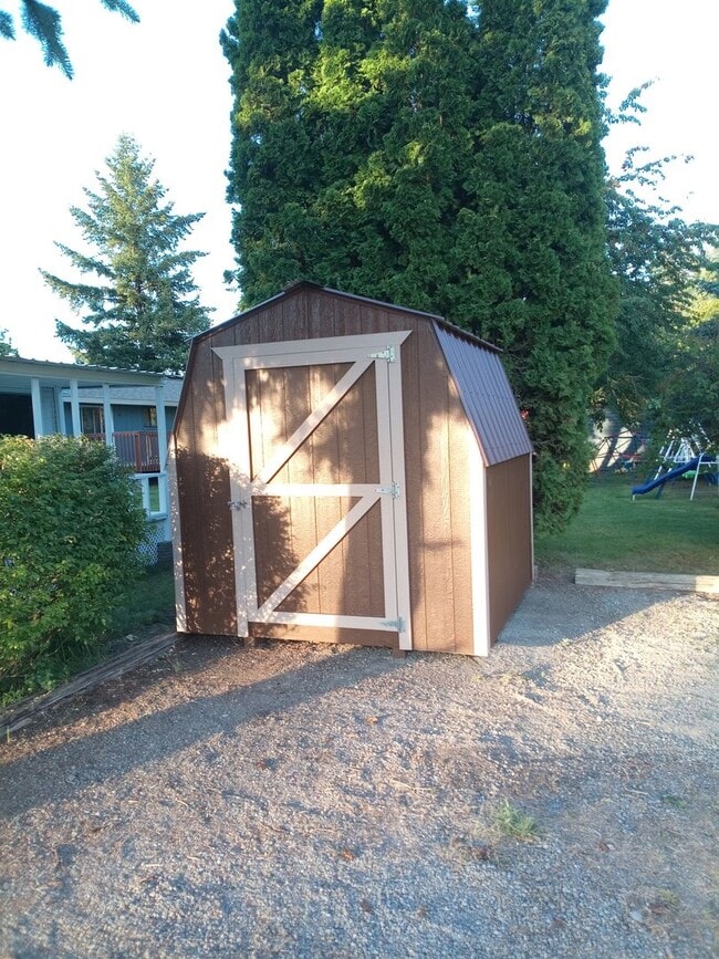 Building Photo - Private Manufactured Home!