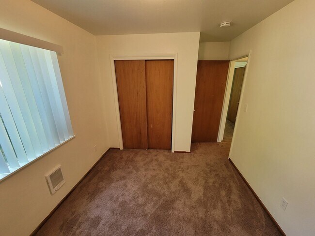 Building Photo - Lovely 2 Bed + 1 Bath in Forest Grove!! Near Pacific University!