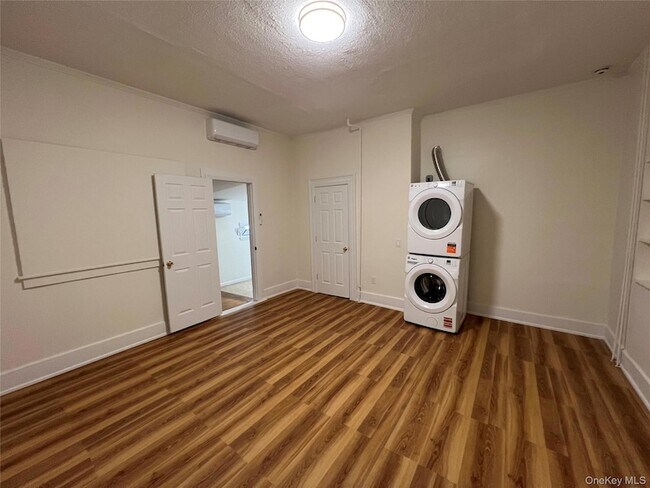 Building Photo - 78 Bayville Ave
