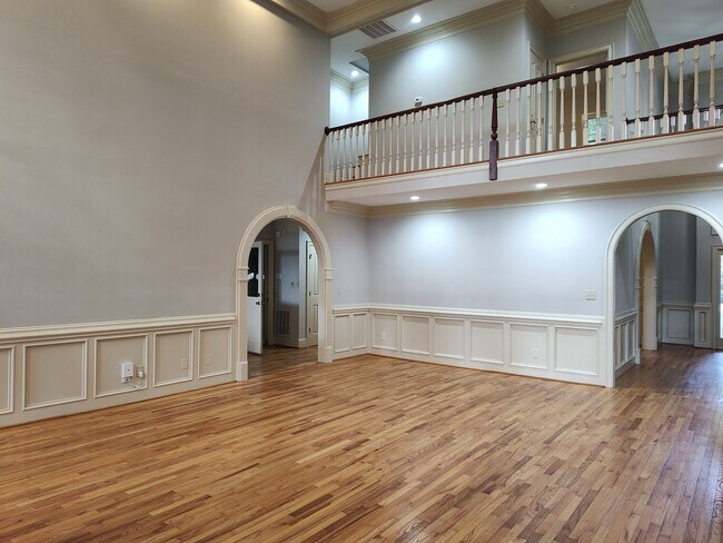 Building Photo - Stunning home located in the Popular Piper Glenn Community!