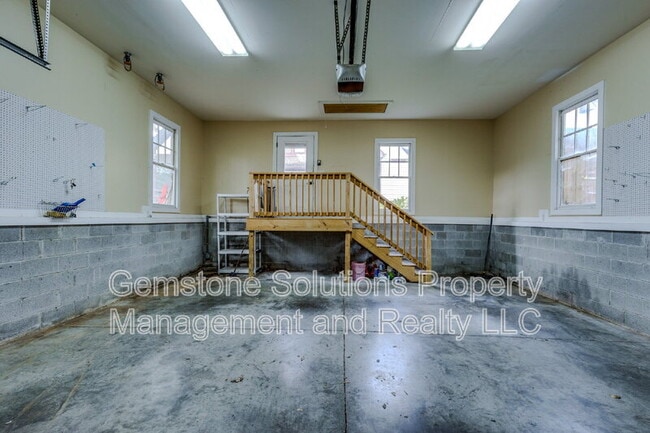 Building Photo - 210 38th Ave N