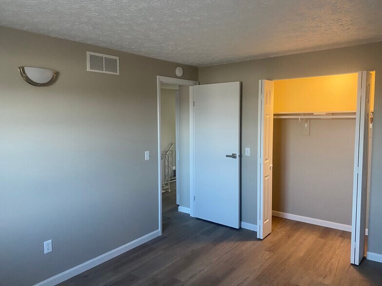 Building Photo - 74 Willowick Dr