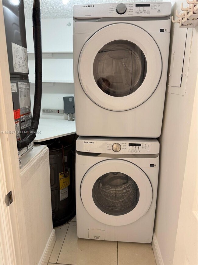 Building Photo - 1831 Sabal Palm Dr