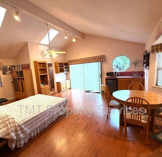 Building Photo - 2 Polvadera Ct