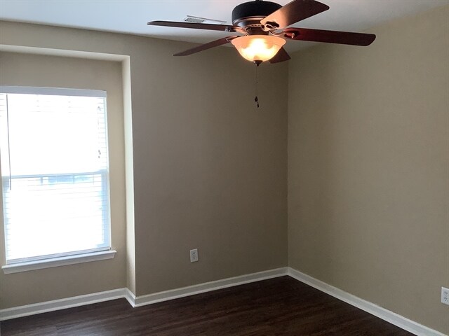 Building Photo - 8811 Shadowglen Dr