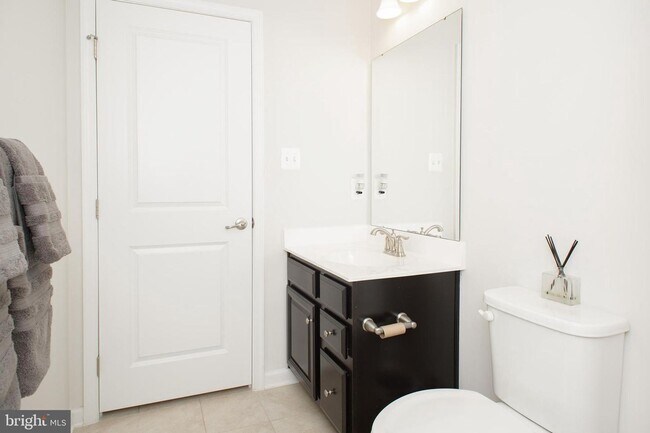 Building Photo - Stunning 3bd 2.5bth townhome in the Pondview community in Millersville.