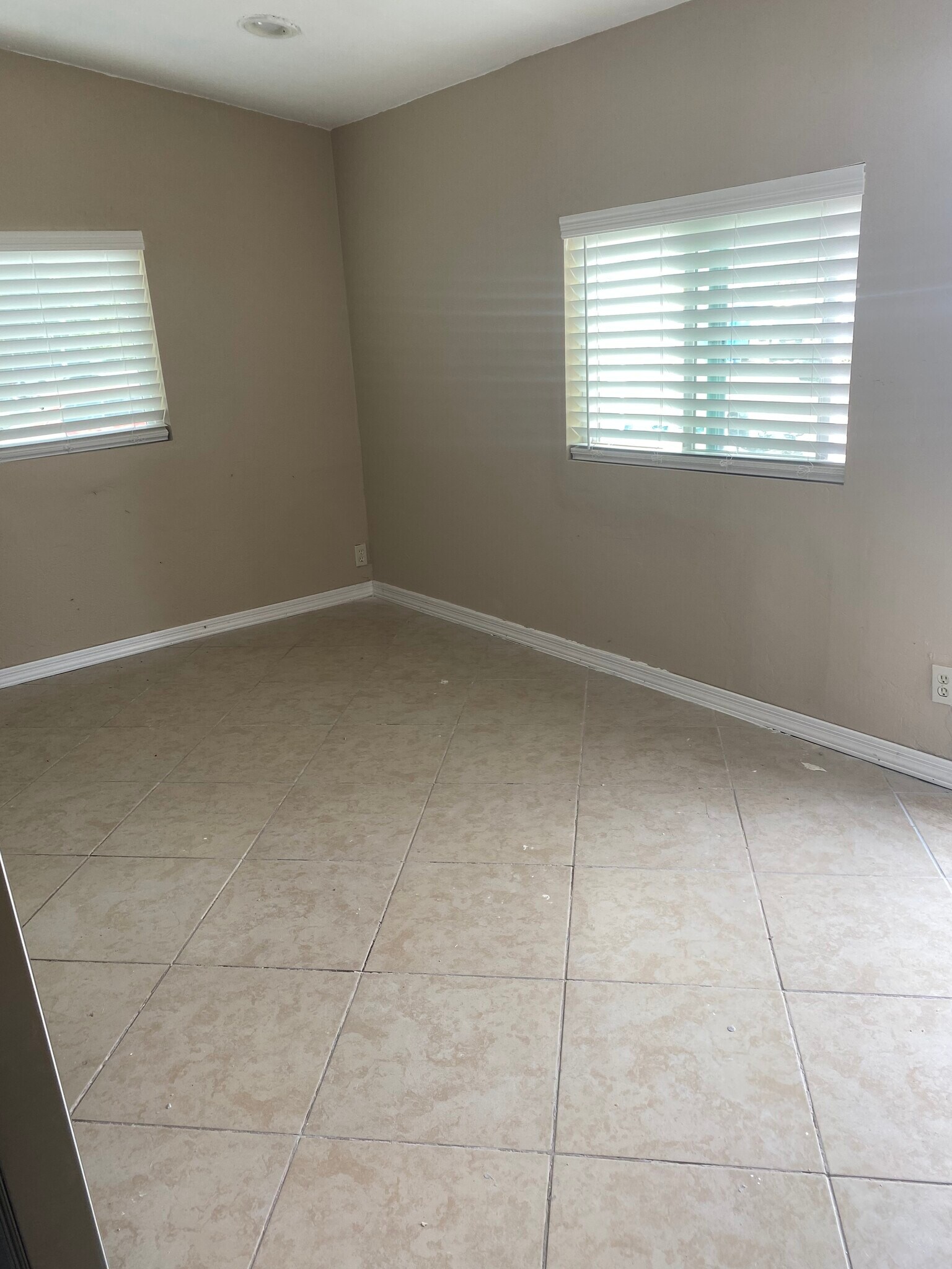 Building Photo - 6627 S 22nd Pl