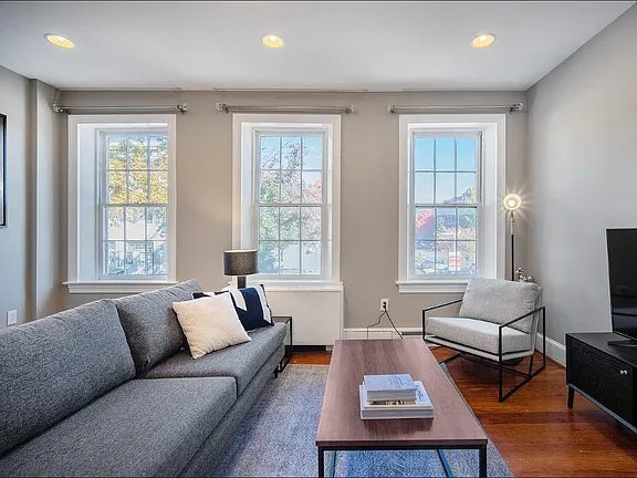 Building Photo - 333 C St SE