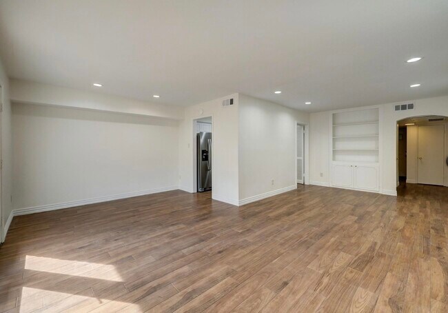 Building Photo - 478 N Post Oak Ln
