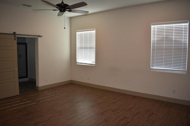 Building Photo - 2446 Bastidas Dr
