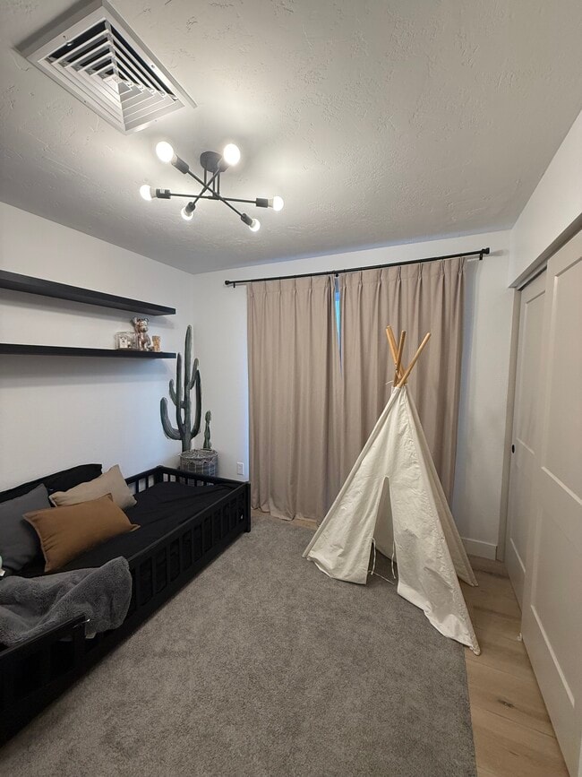 Building Photo - 948 E Grandview St