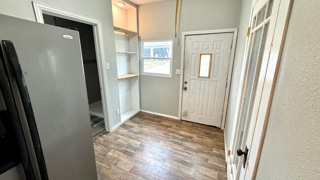 Building Photo - Charming 3-Bed, 2-Bath Home with Bonus Storage!