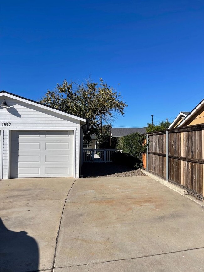 Building Photo - Beautiful Remodeled House with large yard ...