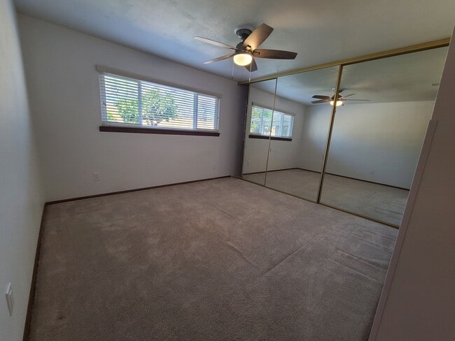 Building Photo - Spacious 4 bed 2 bath + 2 car garage & lar...