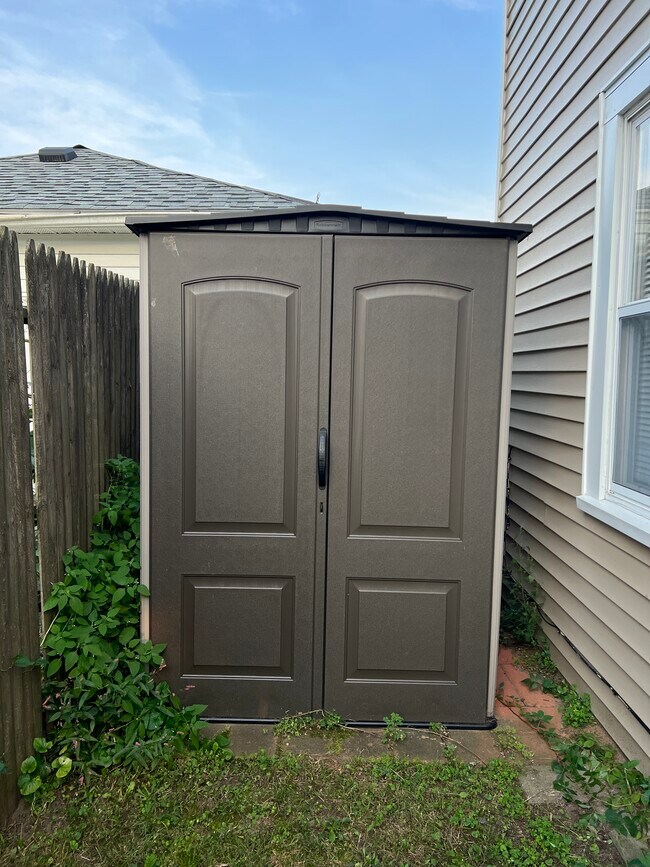 Building Photo - 410 Pequot Ave