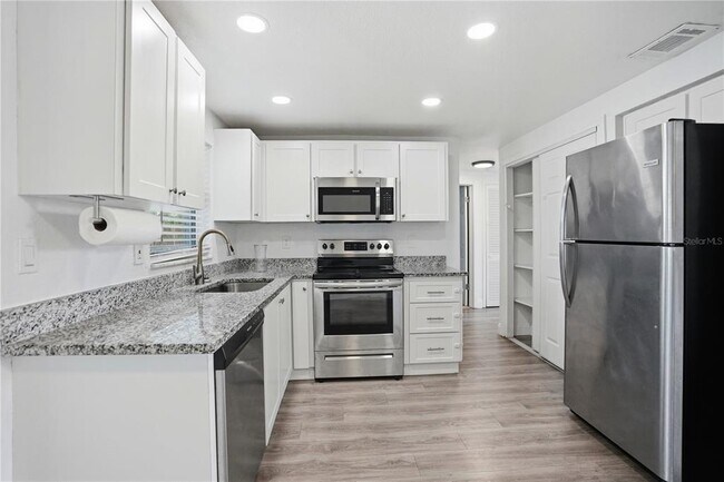 Building Photo - 3301 Rosefield Dr