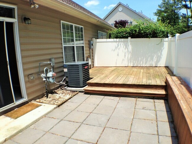 Building Photo - BEAUTIFUL 3 BED/2.5 BATH CONDO, SPACIOUS &...