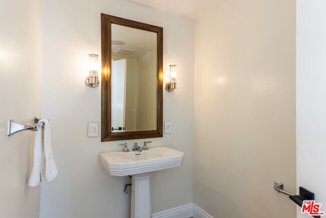 Building Photo - 869 S Bundy Dr