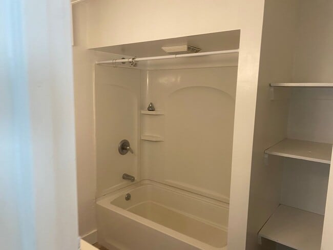 Building Photo - Welcome to this charming 1 bedroom, 1 bath...