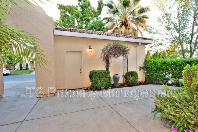 Building Photo - 2040 San Esteban Cir