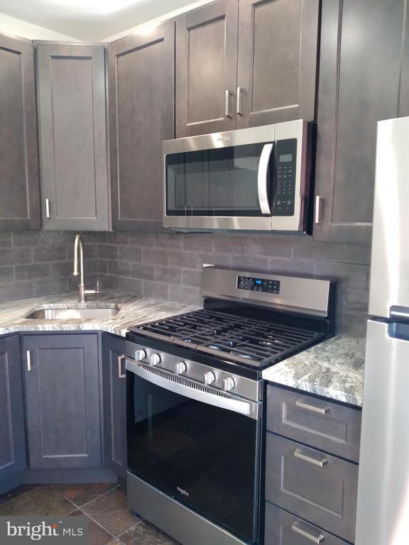 Building Photo - 224 Watkins St