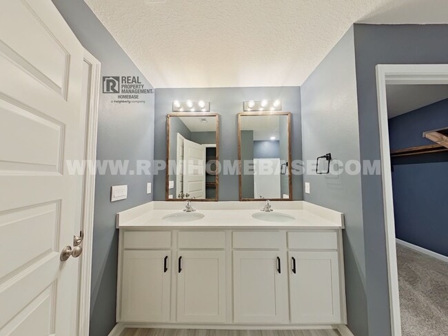Building Photo - Spacious 5-Bed/3-Bath in Silver Lake Village | Pet Friendly!