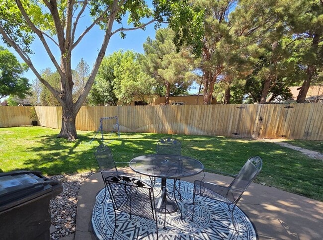 Building Photo - Stunning 3bd/2ba home with gorgeous yard and bonus living space! Coming Soon!