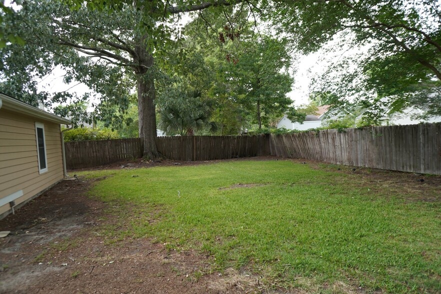 Building Photo - 1133 Oakcrest Dr