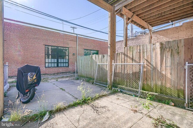 Building Photo - 631 S Eaton St