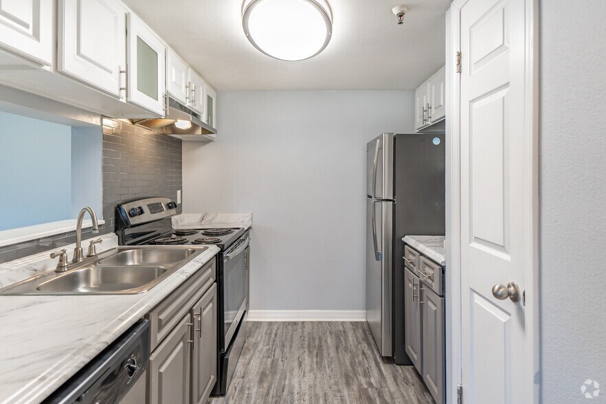 2BD, 1.5BA - 850SF - Kitchen - Buena Vista Apartments – Studio, 1 & 2 Bed...