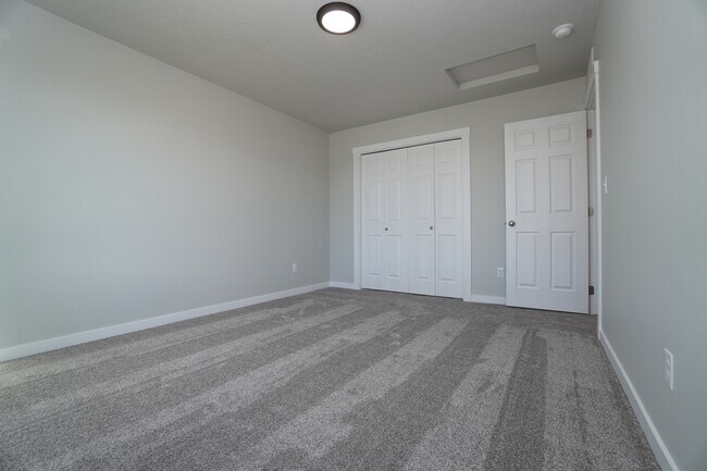 Building Photo - 1218 W Bass River Dr