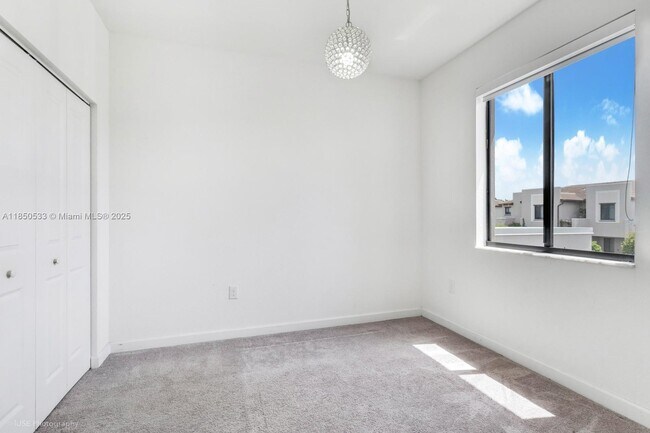 Building Photo - 20944 NE 8th Ave