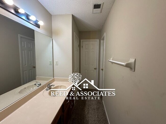 Building Photo - 3 Bedroom w/ fenced yard in Raleigh