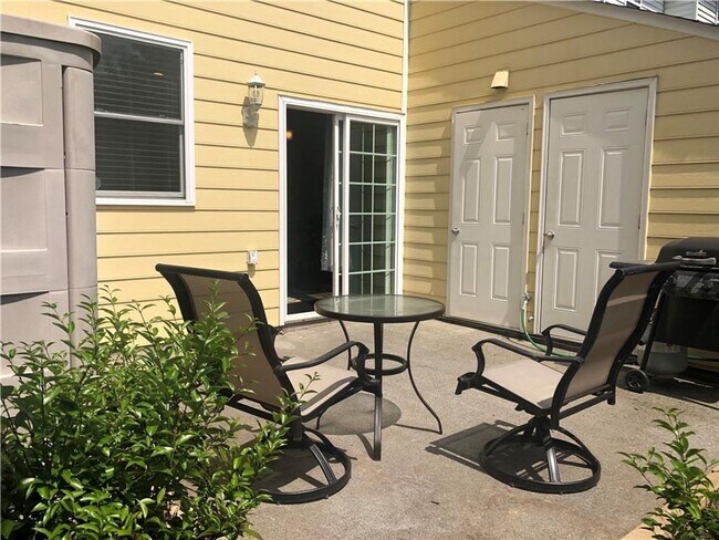 Building Photo - 2 Bed/2.5 Bath townhome - great Doraville ...