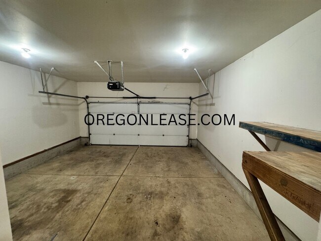 Building Photo - 3 bedroom North Eugene duplex home with full sized garage