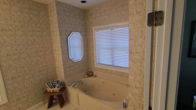 Building Photo - 423 Brightwood Dr
