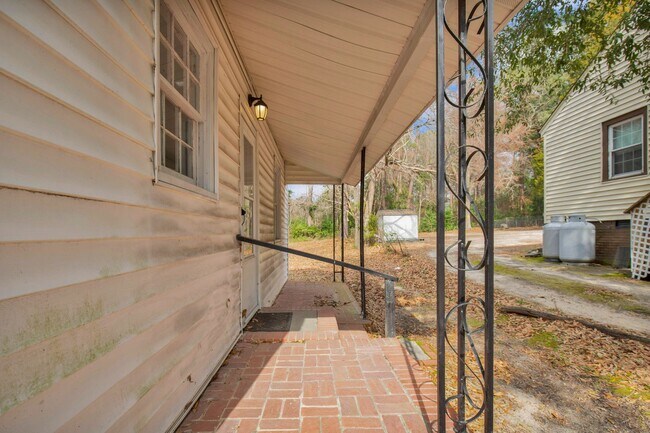 Building Photo - 216 Hawthrone