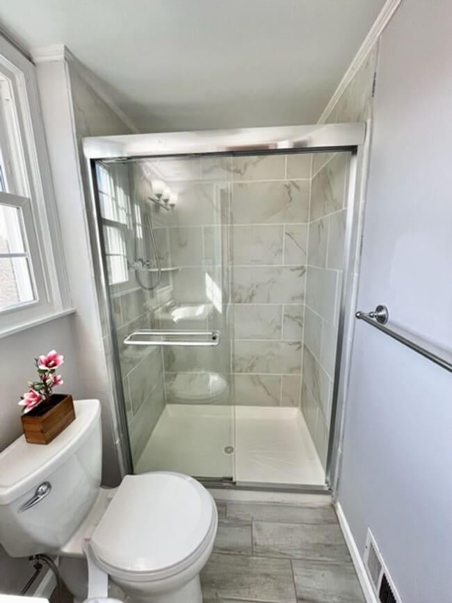 Building Photo - Beautiful and updated 4 BR 2.5 BA with gar...