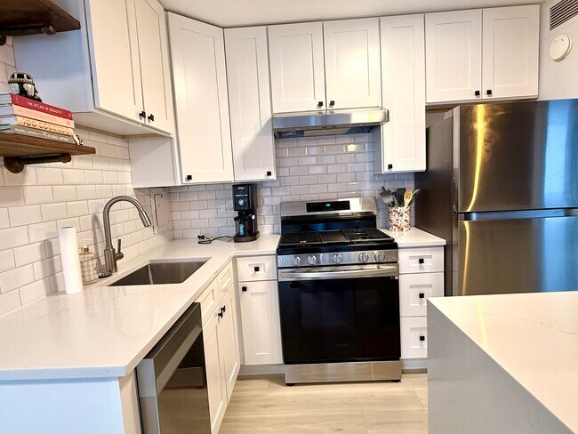 Primary Photo - 850 N Dewitt Pl