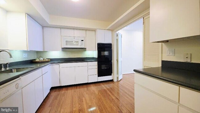 Building Photo - 4960 Sentinel Dr