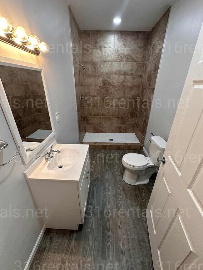 Building Photo - $1200 - 4 bedroom/ 2 bathroom - Single Family Home