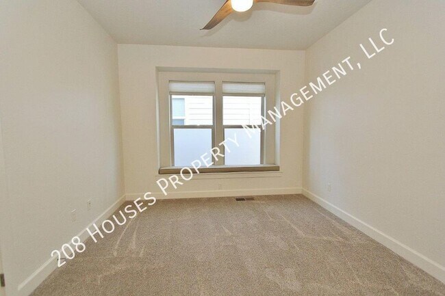 Building Photo - Immaculate Single-Level Home