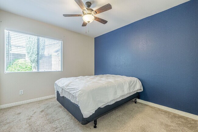 Building Photo - Beautiful 3-Bedroom Home in West Palmdale Community