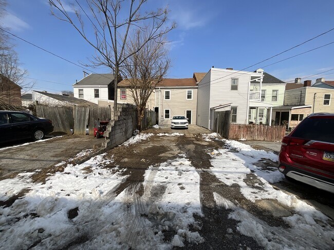 Building Photo - 246 Walnut St