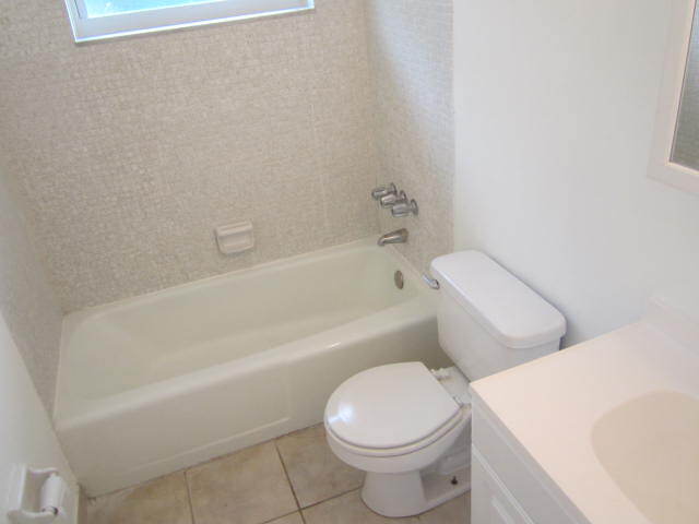 Building Photo - 313 SE 10th Ave