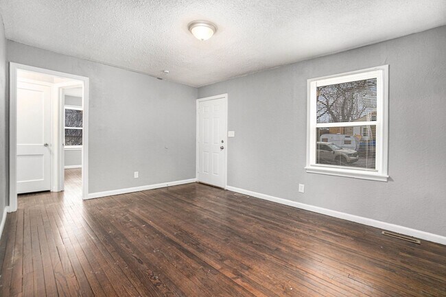 Building Photo - WOW! 4 BR, 1 BA: Move-In Ready!