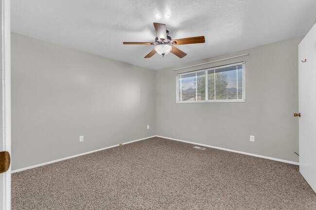 Building Photo - Spacious 5 Bed in Riverdale with Large Yard
