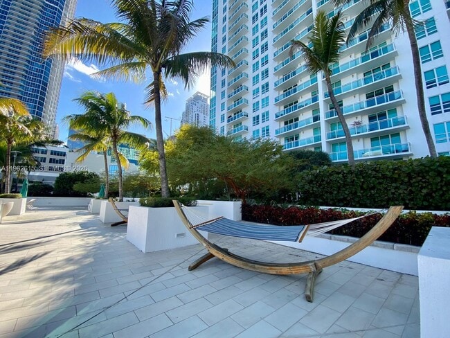 Building Photo - 950 Brickell Bay Dr