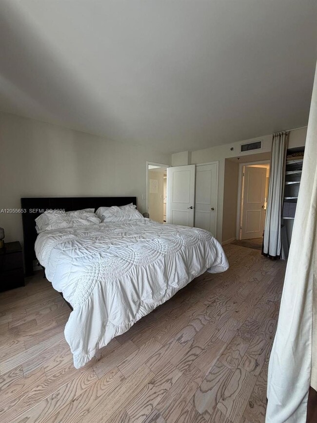 Building Photo - 540 Brickell Key Dr
