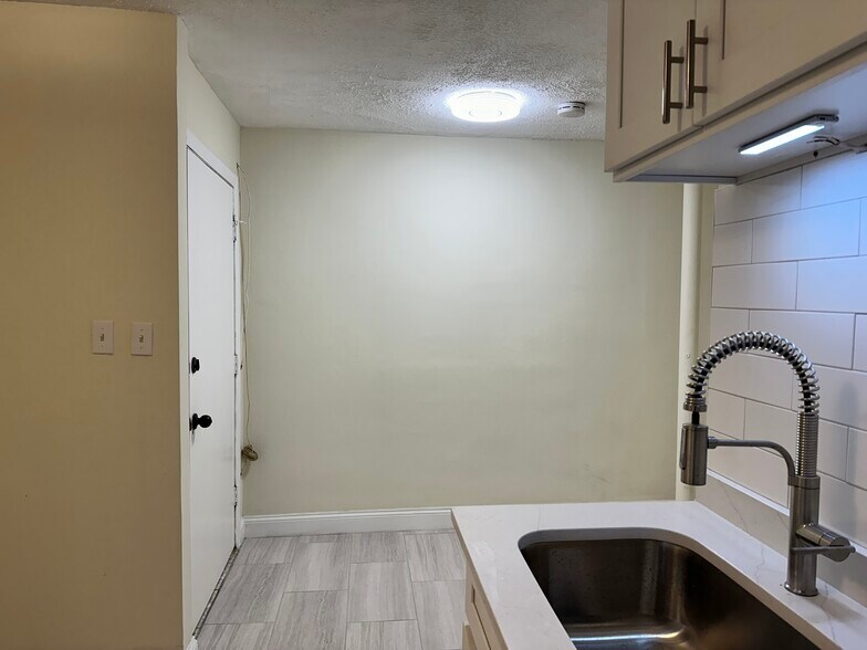 Building Photo - 624 Hyde Park Ave